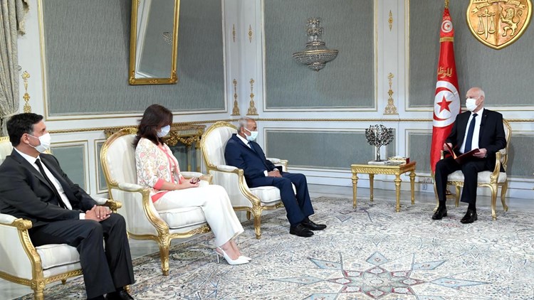 البنوك التونسية تتعهّد لسعيّد بدعم الاستثمار وقطاعي الصحة والتعليم