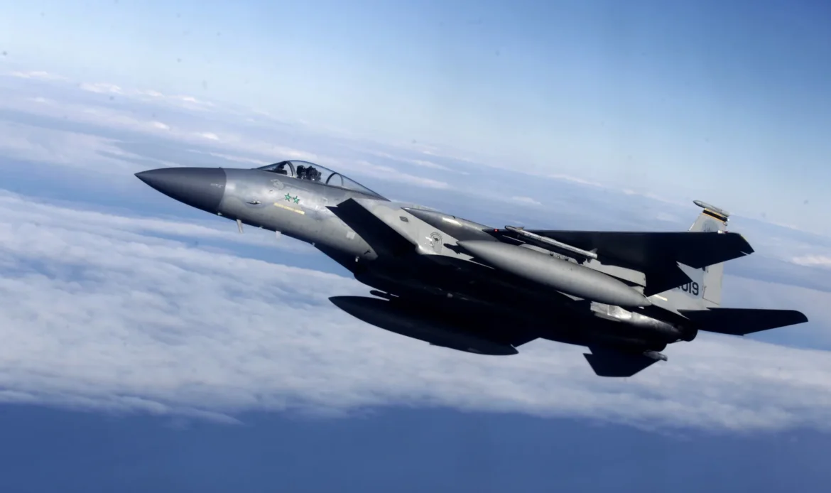 القوات الأمريكية تعزز وجودها في الشرق الأوسط: 12 طائرة F-15 تتجه إلى المنطقة